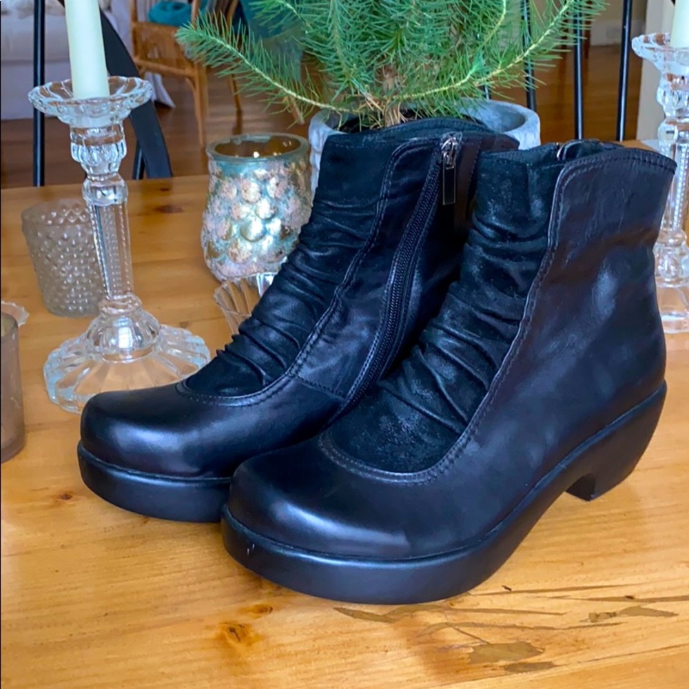Antelope Short Boot in Black Leather Size 38.